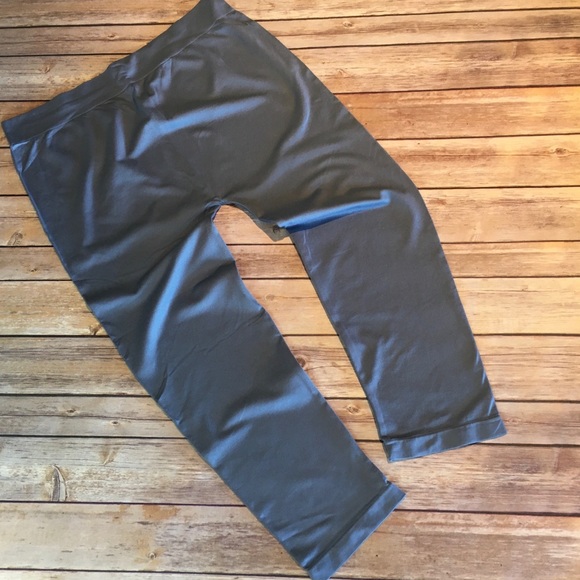 2 for 25 💕 Plus Size Seamless Capri Leggings - Picture 4 of 5